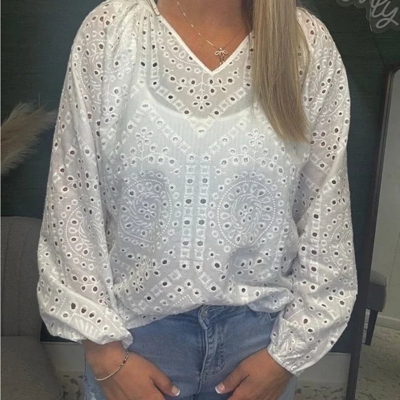Elegant White Eyelet Blouse - Picture 3 of 3